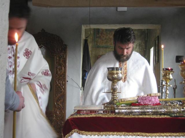 Săvârșind Sfânta Liturghie